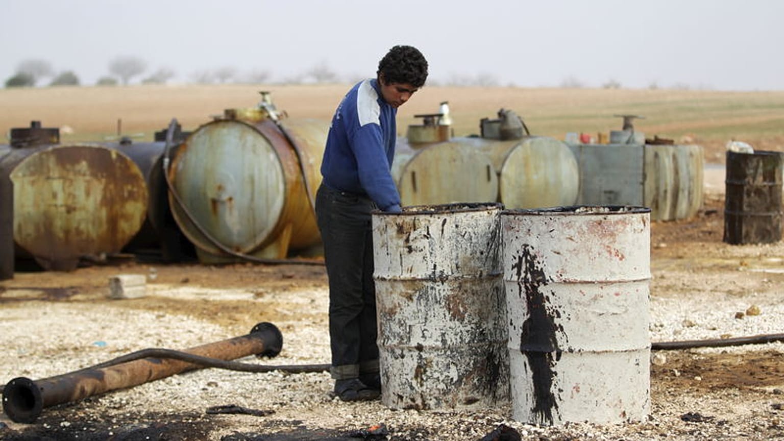 U.S. targets Iran-Russia network over oil sent to Syria