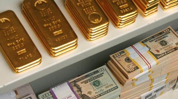 الذهب يرتفع مع تراجع الدولار وسط ضبابية بشأن مسار رفع الفائدة الأمريكية الذهب يرتفع مع تراجع الدولار وسط ضبابية بشأن مسار رفع الفائدة الأمريكية