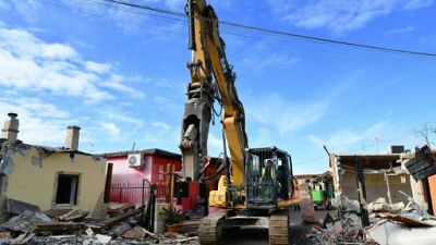 Rome : des bulldozers démolissent les villas kitsch d'un clan mafieux