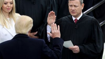 Incroyable passe d'armes entre Trump et le chef de la Cour suprême Incroyable passe d'armes entre Trump et le chef de la Cour suprême