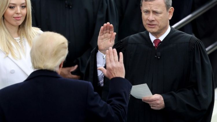 Incroyable passe d'armes entre Trump et le chef de la Cour suprême