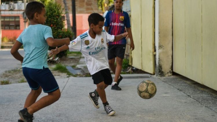 Des enfants cubains jouent au football à La Havane le 19 octobre 2018