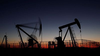 النفط يهبط بفعل ارتفاع مخزون أمريكا لكن حديث أوبك عن خفض الإنتاج يقلص الخسائر