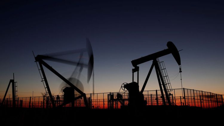 النفط يهبط بفعل ارتفاع مخزون أمريكا لكن حديث أوبك عن خفض الإنتاج يقلص الخسائر
