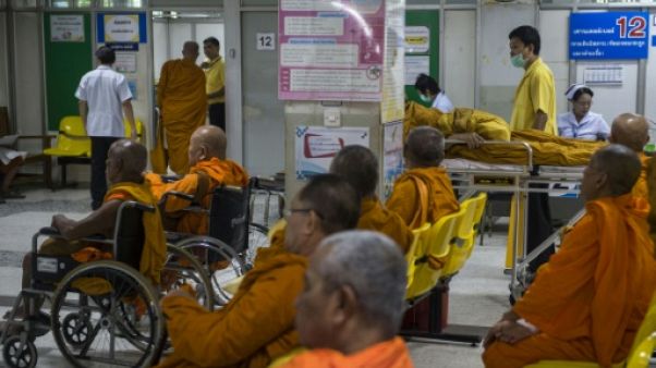 En Thaïlande, les moines rendus obèses par l'afflux d'offrandes sucrées En Thaïlande, les moines rendus obèses par l'afflux d'offrandes sucrées