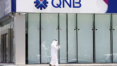 النزاع بين الإمارات وقطر يضغط على بنوك إماراتية لديها مساهمون قطريون
