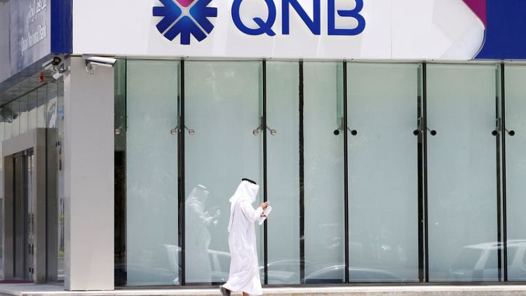 النزاع بين الإمارات وقطر يضغط على بنوك إماراتية لديها مساهمون قطريون