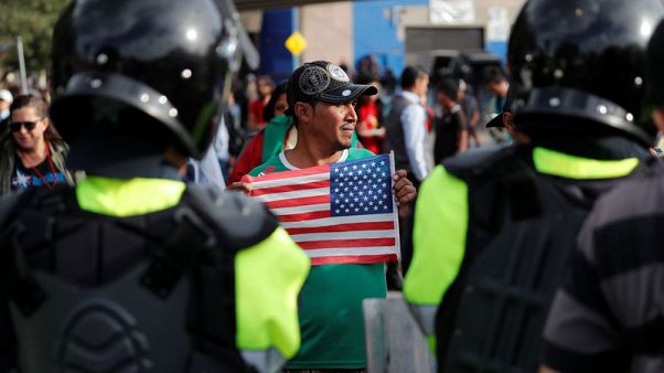 التوتر يحتدم على حدود أمريكا والمكسيك مع انتظار حشود المهاجرين للعبور التوتر يحتدم على حدود أمريكا والمكسيك مع انتظار حشود المهاجرين للعبور
