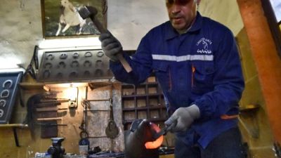 L'un des derniers maréchaux-ferrants d'Algérie lutte pour la survie du métier