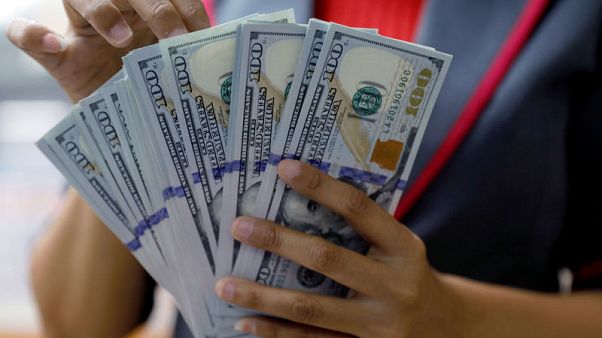 الدولار يسجل أكبر مكسب أسبوعي في شهر مع هبوط أسعار النفط الدولار يسجل أكبر مكسب أسبوعي في شهر مع هبوط أسعار النفط