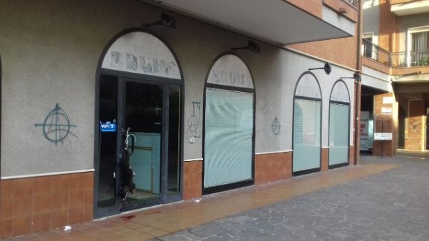 Cane sgozzato,intimidazione a negoziante Cane sgozzato,intimidazione a negoziante