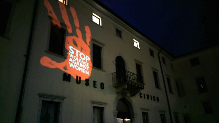 Violenza donne: Museo Civico si illumina
