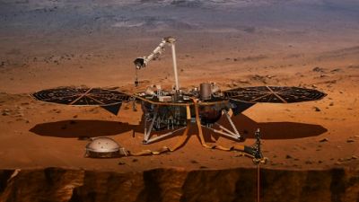 Illustration d'InSight avec ses instruments déployés sur le sol de Mars