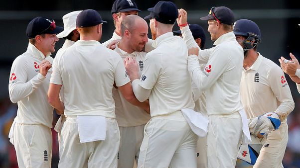 Cricket - Sri Lanka top order crumbles, England eye series sweep Cricket - Sri Lanka top order crumbles, England eye series sweep