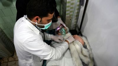 Un médecin soigne une femme dans un hôpital d'Alep, le 24 novembre 2018