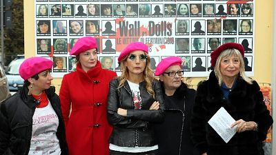 Violenza donne: baschi rosa e flash mob Violenza donne: baschi rosa e flash mob
