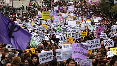 عشرات الآلاف يخرجون في مسيرات بالمدن الإسبانية لنبذ العنف ضد المرأة