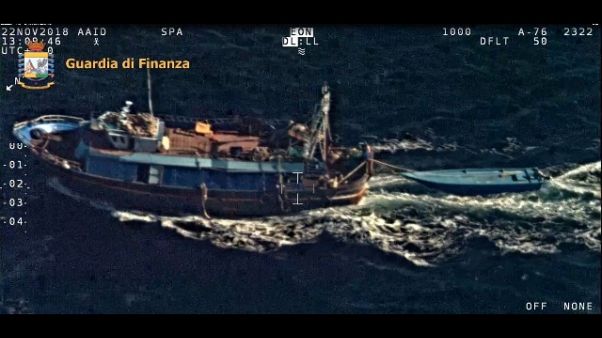 Migranti: motopesca traina barca,6 fermi Migranti: motopesca traina barca,6 fermi