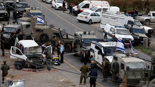 الجيش: مقتل فلسطيني بعد إصابته لجنود إسرائيليين في دهم بسيارة الجيش: مقتل فلسطيني بعد إصابته لجنود إسرائيليين في دهم بسيارة