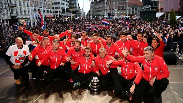 كروات يرقصون في وسط زغرب احتفالا بالفريق الفائز بكأس ديفيز للتنس كروات يرقصون في وسط زغرب احتفالا بالفريق الفائز بكأس ديفيز للتنس