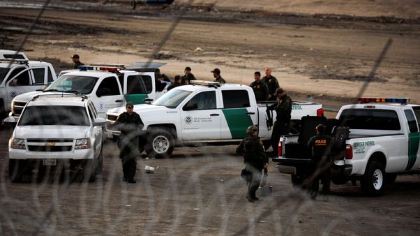 المكسيك تطالب بالتحقيق في إطلاق أمريكا الغاز المسيل للدموع عند الحدود المكسيك تطالب بالتحقيق في إطلاق أمريكا الغاز المسيل للدموع عند الحدود