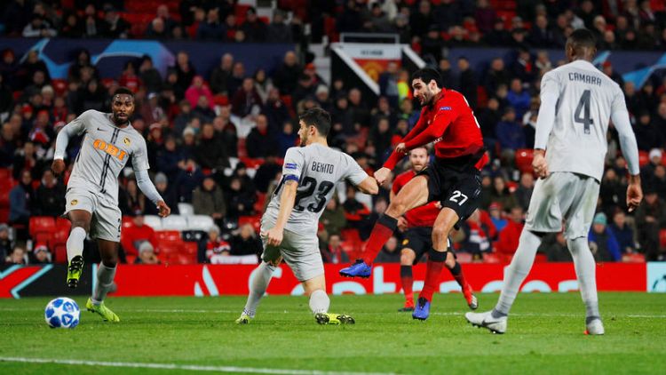 United qualify after controversial late Fellaini winner