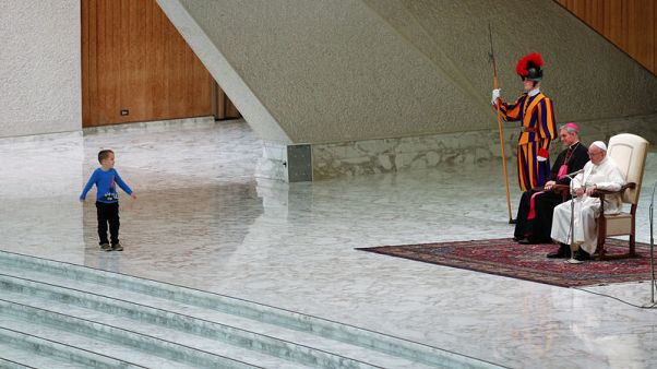 طفل "جامح" يخطف الأنظار من البابا فرنسيس خلال قداس طفل "جامح" يخطف الأنظار من البابا فرنسيس خلال قداس