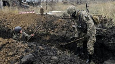 Loi martiale en Ukraine: les soldats creusent des tranchées