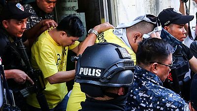 سجن ثلاثة من شرطة الفلبين بعد مقتل طالب في الحرب على المخدرات