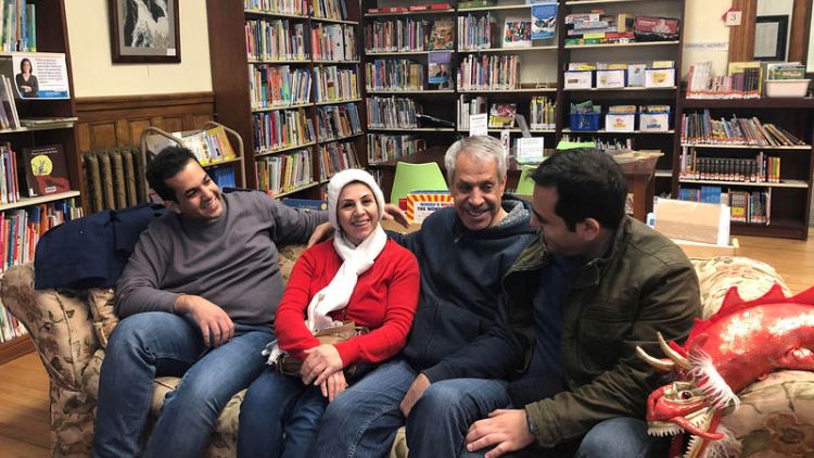 أسر إيرانية فرقها حظر السفر وجمعتها مكتبة على حدود كندا وأمريكا