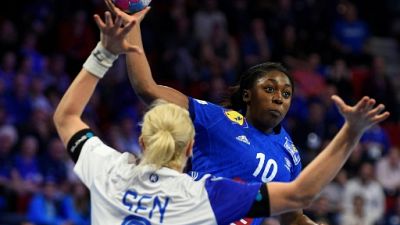 Hand: les Françaises commencent leur Euro par une défaite