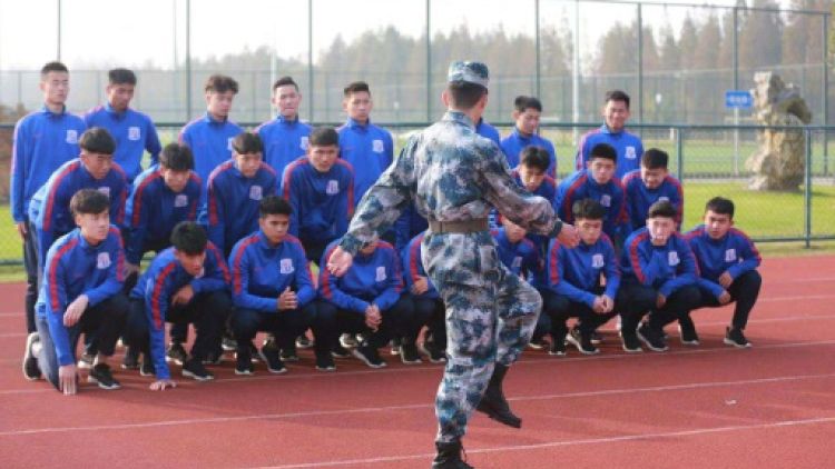 Boule à zéro et ballon rond: le foot chinois part à l'armée
