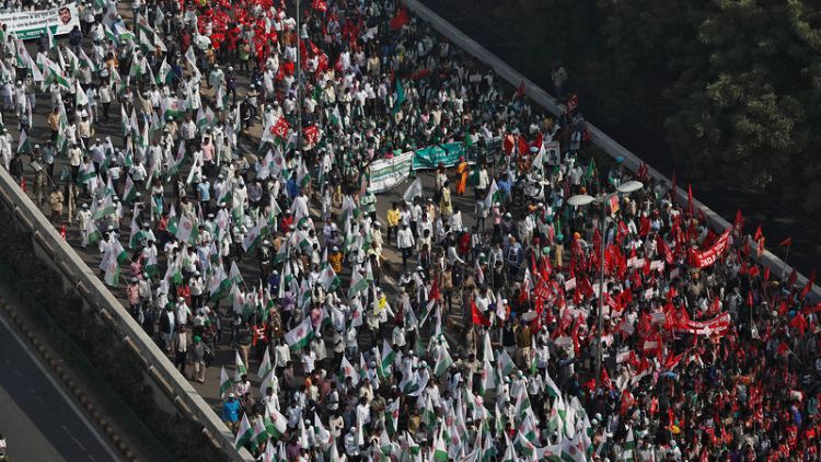 Angry Indian farmers march on parliament to denounce their plight