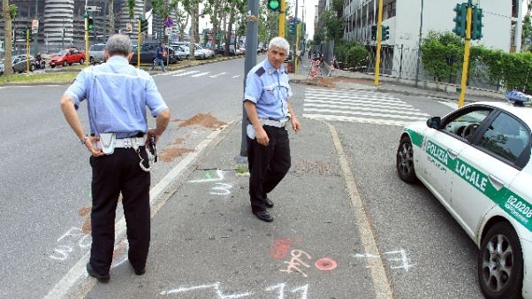 Pirata della strada bloccato da passante Pirata della strada bloccato da passante