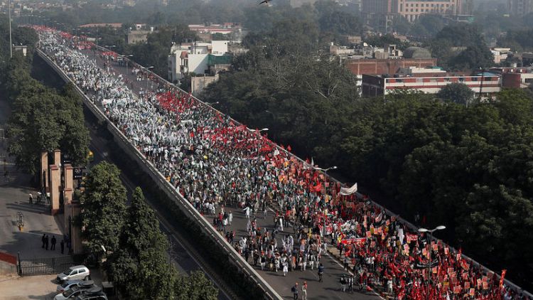 مزارعون غاضبون في الهند يخرجون في مسيرة نحو البرلمان للشكوى من محنتهم