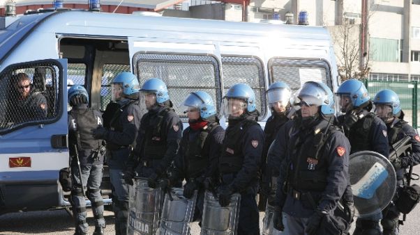 Sgombero, chiodi e benzina contro agenti Sgombero, chiodi e benzina contro agenti