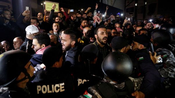 مئات الأردنيين يتظاهرون احتجاجا على قانون جديد للضريبة مئات الأردنيين يتظاهرون احتجاجا على قانون جديد للضريبة