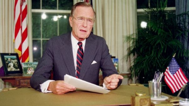 George Bush dans le Bureau ovale de la Maison Blanche le 27 septembre 1991 George Bush dans le Bureau ovale de la Maison Blanche le 27 septembre 1991