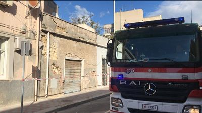 Crolla palazzina disabitata a Cagliari