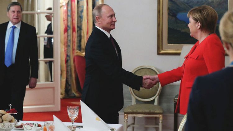 بوتين وميركل يتفقان على إجراء محادثات رباعية لحل أزمة مضيق كيرتش