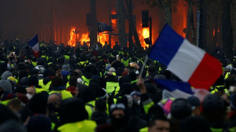 شاهد: محتجون يضرمون النيران في مبنى قرب قوس النصر في باريس