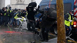 الرئيس الفرنسي يطالب رئيس وزرائه بإجراء محادثات مع المحتجين