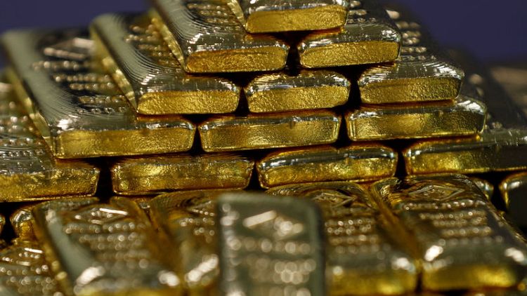 الذهب يتجاوز ذروة 3 أسابيع مع هبوط الدولار