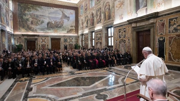 Papa: via la guerra da pianeta e storia Papa: via la guerra da pianeta e storia
