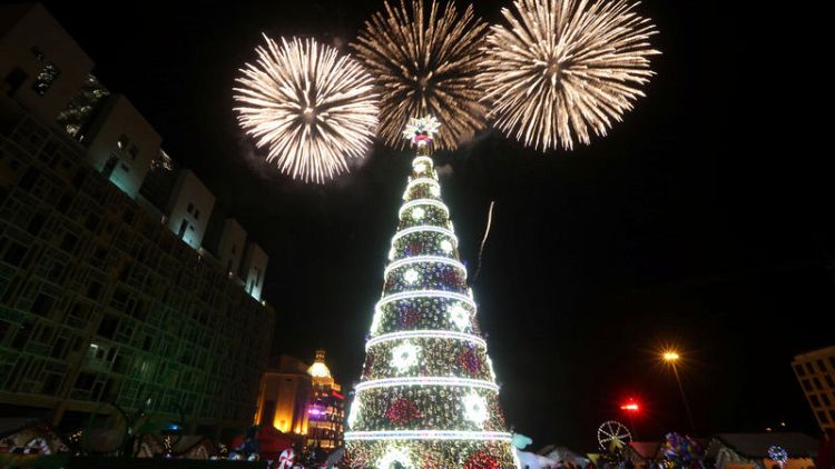 إضاءة شجرة ميلاد ضخمة في وسط بيروت إيذانا ببدء الاحتفالات بالأعياد