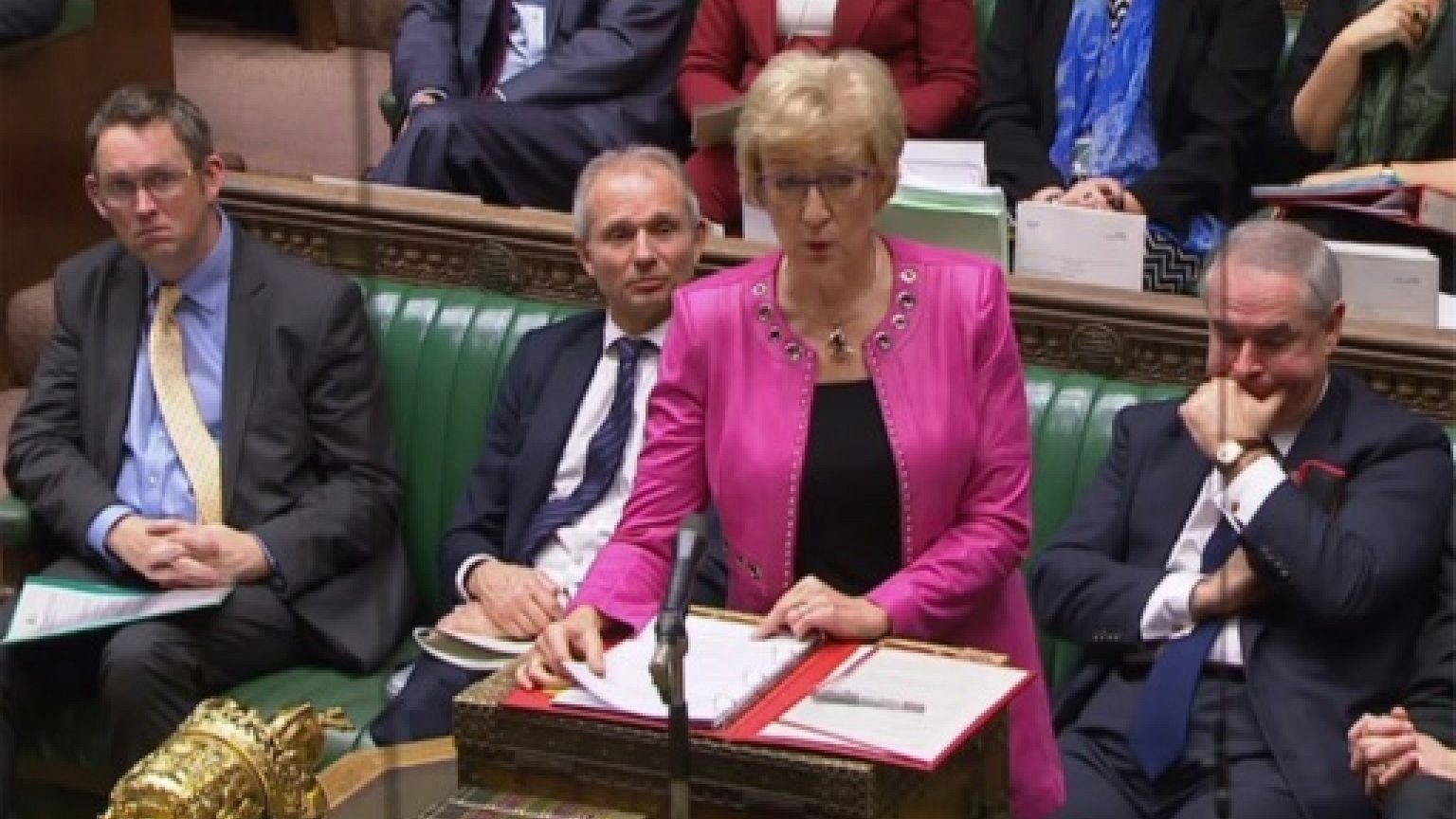 Brexit: Affaiblie par des revers, Theresa May défend fermement son accord