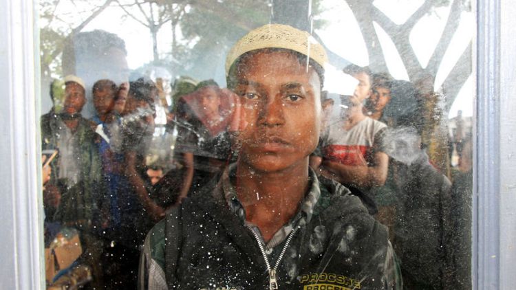 مسؤولون يقولون إن قاربا يقل لاجئين من الروهينجا وصل إلى إندونيسيا