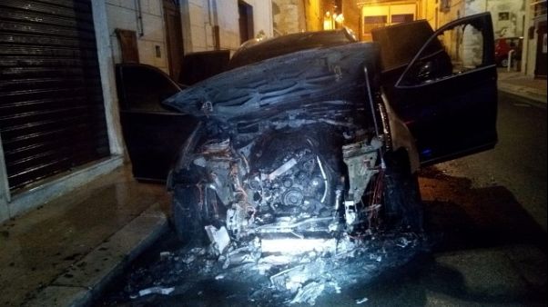 Incendiata auto capitano Cc nel Foggiano Incendiata auto capitano Cc nel Foggiano