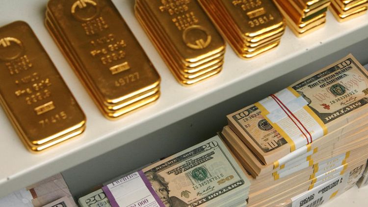 الذهب ينزل عن ذروة 5 أسابيع مع صعود الدولار