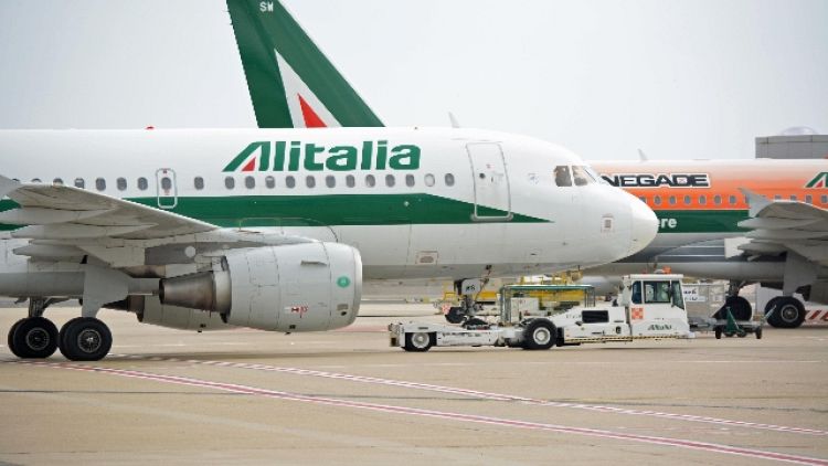 Alitalia: Di Maio, rinviare prestito